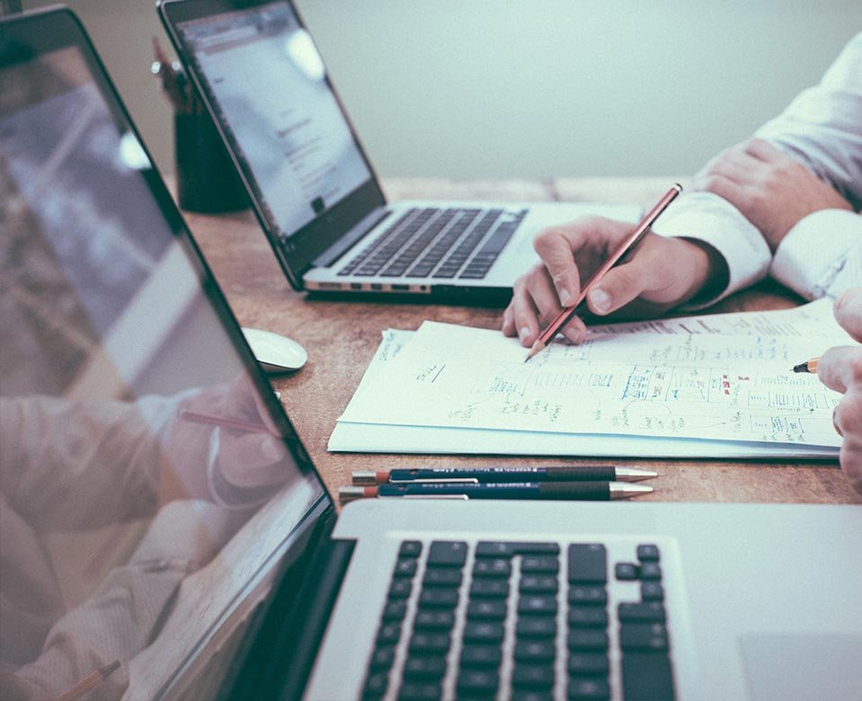 computadora enseñando casas